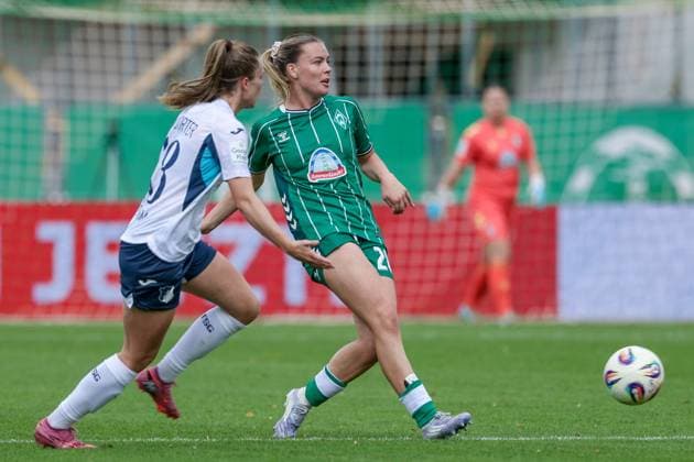 from left Valesca Ampoorter TSG 1899 Hoffenheim, 18 and Juliane Wirtz SV Werder Bremen, 28 on the ball, single image, full body, action, action, match scene, THE DFB REGULATIONS PROHIBIT ANY USE OF PHOTOGRAPHS AS IMAGE SEQUENCES AND OR QUASI VIDEO , 21 09 2025, Bremen Germany , Football, Google Pixel Womens Bundesliga, SV Werder Bremen TSG 1899 Hoffenheim xobx