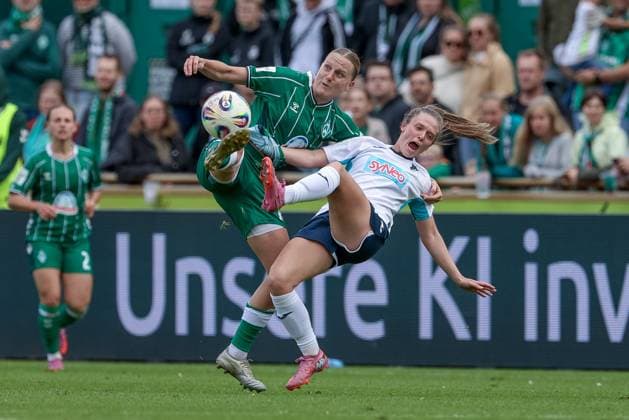 from left Lina Hausicke SV Werder Bremen, 18 and Valesca Ampoorter TSG 1899 Hoffenheim, 18 in a duel, dynamic, action, action, game scene, THE DFB GUIDELINES PROHIBIT ANY USE OF PHOTOGRAPHS AS IMAGE SEQUENCES AND OR QUASI VIDEO DFB REGULATIONS PROHIBIT ANY USE OF PHOTOGRAPHS AS IMAGE SEQUENCES AND OR QUASI VIDEO , 21 09 2025, Bremen Germany , Football, Google Pixel Women Bundesliga, SV Werder Bremen TSG 1899 Hoffenheim xobx