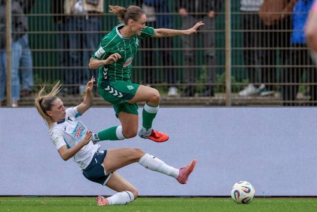 from left Jill Janssens TSG 1899 Hoffenheim, 9 and Verena Wieder SV Werder Bremen, 31 in a duel, dynamic, action, action, game scene, THE DFB REGULATIONS PROHIBIT ANY USE OF PHOTOGRAPHS AS IMAGE SEQUENCES AND OR QUASI VIDEO , 21 09 2025, Bremen Germany , Football, Google Pixel Womens Bundesliga, SV Werder Bremen TSG 1899 Hoffenheim xobx