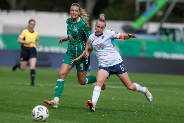 from left Medina Desic SV Werder Bremen, 9 and Vanessa Diehm TSG 1899 Hoffenheim, 6 in a duel, dynamic, action, action, game scene, THE DFB REGULATIONS PROHIBIT ANY USE OF PHOTOGRAPHS AS IMAGE SEQUENCES AND OR QUASI VIDEO , 21 09 2025, Bremen Germany , Football, Google Pixel Womens Bundesliga, SV Werder Bremen TSG 1899 Hoffenheim xobx