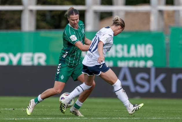 from left Larissa Mühlhaus SV Werder Bremen, 7 and Laura Gloning TSG 1899 Hoffenheim, 20 in a duel, dynamic, action, action, game scene, THE DFB REGULATIONS PROHIBIT ANY USE OF PHOTOGRAPHS AS IMAGE SEQUENCES AND OR QUASI VIDEO , 21 09 2025, Bremen Germany , Football, Google Pixel Womens Bundesliga, SV Werder Bremen TSG 1899 Hoffenheim xobx