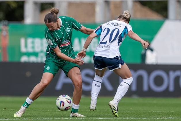 from left Larissa Mühlhaus SV Werder Bremen, 7 and Laura Gloning TSG 1899 Hoffenheim, 20 in a duel, dynamic, action, action, game scene, THE DFB REGULATIONS PROHIBIT ANY USE OF PHOTOGRAPHS AS IMAGE SEQUENCES AND OR QUASI VIDEO , 21 09 2025, Bremen Germany , Football, Google Pixel Womens Bundesliga, SV Werder Bremen TSG 1899 Hoffenheim xobx
