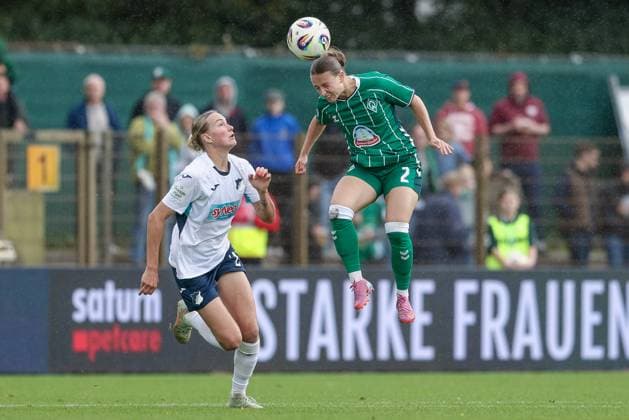 from left Feli Delacauw TSG 1899 Hoffenheim, 24 and Chiara D Angelo SV Werder Bremen, 2 in header duel, header, duel, action, action, match scene, THE DFB REGULATIONS PROHIBIT ANY USE OF PHOTOGRAPHS AS IMAGE SEQUENCES AND OR QUASI VIDEO , 21 09 2025, Bremen Germany , Football, Google Pixel Womens Bundesliga, SV Werder Bremen TSG 1899 Hoffenheim xobx