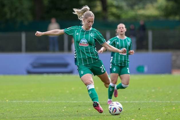 Sharon Beck SV Werder Bremen, 27 on the ball, single image, full body, action, action, match scene, THE DFB GUIDELINES PROHIBIT ANY USE OF PHOTOGRAPHS AS IMAGE SEQUENCES AND OR QUASI VIDEO DFB REGULATIONS PROHIBIT ANY USE OF PHOTOGRAPHS AS IMAGE SEQUENCES AND OR QUASI VIDEO , 21 09 2025, Bremen Germany , Soccer, Google Pixel Womens Bundesliga, SV Werder Bremen TSG 1899 Hoffenheim xobx