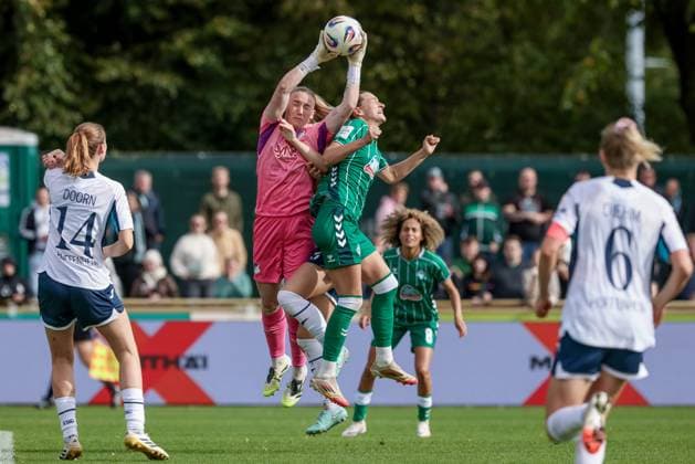 from left Laura Dick goalkeeper, TSG 1899 Hoffenheim, 1 and Medina Desic SV Werder Bremen, 9 in duel, duel, dynamics, action, action, game scene, THE DFB REGULATIONS PROHIBIT ANY USE OF PHOTOGRAPHS AS IMAGE SEQUENCES AND OR QUASI VIDEO , 21 09 2025, Bremen Germany , Football, Google Pixel Womens Bundesliga, SV Werder Bremen TSG 1899 Hoffenheim xobx