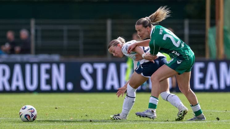 from left Laura Gloning TSG 1899 Hoffenheim, 20 and Juliane Wirtz SV Werder Bremen, 28 in a duel, dynamic, action, action, game scene, THE DFB REGULATIONS PROHIBIT ANY USE OF PHOTOGRAPHS AS IMAGE SEQUENCES AND OR QUASI VIDEO , 21 09 2025, Bremen Germany , Football, Google Pixel Womens Bundesliga, SV Werder Bremen TSG 1899 Hoffenheim xobx