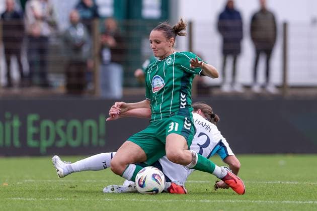 from left Verena Wieder SV Werder Bremen, 31 and Chiara Hahn TSG 1899 Hoffenheim, 23 in a duel, dynamic, action, action, game scene, THE DFB REGULATIONS PROHIBIT ANY USE OF PHOTOGRAPHS AS IMAGE SEQUENCES AND OR QUASI VIDEO , 21 09 2025, Bremen Germany , Football, Google Pixel Womens Bundesliga, SV Werder Bremen TSG 1899 Hoffenheim xobx