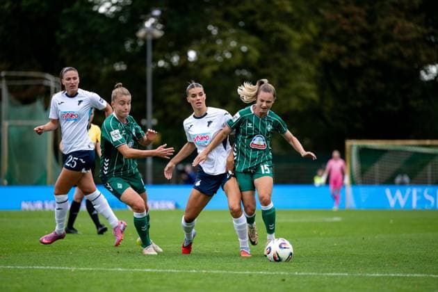 Selina Cerci TSG Hoffenheim, 29 in duel with Michelle Weiß Werder Bremen, 15 , next to Michelle Ulbrich Werder Bremen, 05 , Melissa Koessler TSG Hoffenheim, 25 , GER, SV Werder Bremen vs TSG 1899 Hoffenheim, Football Google Pixel Womens Bundesliga, 3 Spieltag, Saison 2025 2026, 21 09 2025 DFB regulations prohibit any use of photographs as image sequences and or quasi video Hoffenheim, Fußball Google Pixel Frauen Bundesliga, 3 Spieltag, Saison 2025 2026, 21 09 2025 Bremen Copyright: xEibner-Pressefoto Memmlerx EP_MMR