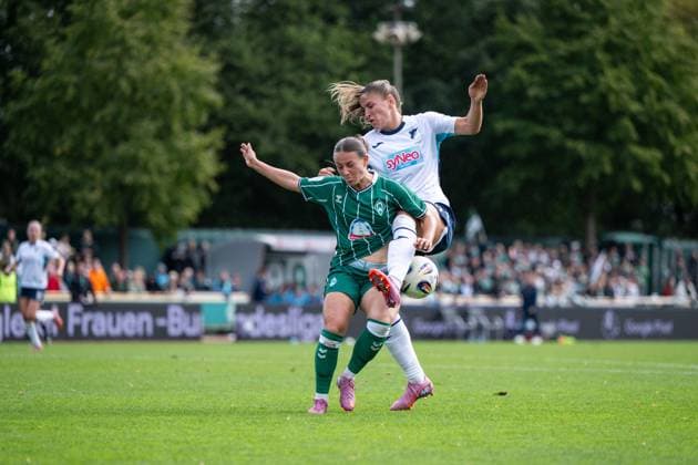 Melissa Koessler TSG Hoffenheim, 25 in duel with Chiara d Angelo Werder Bremen, 02 , GER, SV Werder Bremen vs TSG 1899 Hoffenheim, Football Google Pixel Frauen Bundesliga, 3 Spieltag, Saison 2025 2026, 21 09 2025 DFB regulations prohibit any use of photographs as image sequences and or quasi video Hoffenheim, Football Google Pixel Frauen Bundesliga, 3 Spieltag, Saison 2025 2026, 21 09 2025 Bremen Copyright: xEibner-Pressefoto Memmlerx EP_MMR