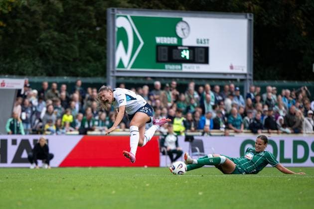 Melissa Koessler TSG Hoffenheim, 25 in duel, GER, SV Werder Bremen vs TSG 1899 Hoffenheim, Soccer Google Pixel Women Bundesliga, 3 Matchday, Season 2025 2026, 21 09 2025 DFB regulations prohibit any use of photographs as image sequences and or quasi video Hoffenheim, Soccer Google Pixel Women Bundesliga, 3 Matchday, Season 2025 2026, 21 09 2025 Bremen Copyright: xEibner-Pressefoto Memmlerx EP_MMR