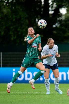 Medina Desic Werder Bremen, 09 in duel with Jamilla Rankin TSG Hoffenheim, 05 , GER, SV Werder Bremen vs TSG 1899 Hoffenheim, Football Google Pixel Frauen Bundesliga, 3 Spieltag, Saison 2025 2026, 21 09 2025 DFB regulations prohibit any use of photographs as image sequences and or quasi video Hoffenheim, Football Google Pixel Frauen Bundesliga, 3 Spieltag, Saison 2025 2026, 21 09 2025 Bremen Copyright: xEibner-Pressefoto Memmlerx EP_MMR