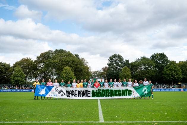 Banner Klare Kante fuer Kinderrechte, held up by the starting eleven of both teams, GER, SV Werder Bremen vs TSG 1899 Hoffenheim, Fußball Google Pixel Frauen Bundesliga, 3 Spieltag, Saison 2025 2026, 21 09 2025 DFB regulations prohibit any use of photographs as image sequences and or quasi video Hoffenheim, Fussball Google Pixel Frauen Bundesliga, 3 Spieltag, Saison 2025 2026, 21 09 2025 Bremen Copyright: xEibner-Pressefoto Memmlerx EP_MMR