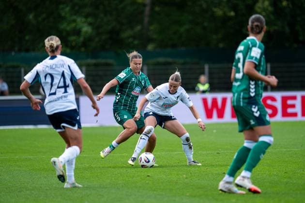 Laura Gloning TSG Hoffenheim, 20 in duel, GER, SV Werder Bremen vs TSG 1899 Hoffenheim, Football Google Pixel Frauen Bundesliga, 3 Spieltag, Saison 2025 2026, 21 09 2025 DFB regulations prohibit any use of photographs as image sequences and or quasi video Hoffenheim, Football Google Pixel Frauen Bundesliga, 3 Spieltag, Saison 2025 2026, 21 09 2025 Bremen Copyright: xEibner-Pressefoto Memmlerx EP_MMR