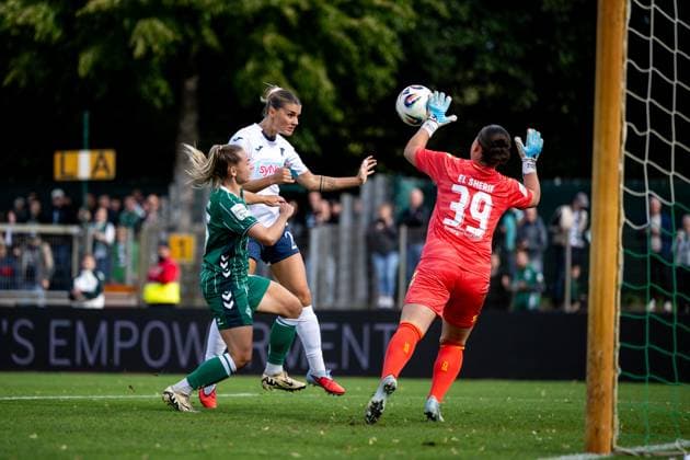 Selina Cerci TSG Hoffenheim, 29 scores the goal for 1 1 in a duel with Mariella el Sherif Werder Bremen, 39 , Michelle Weiß Werder Bremen, 15 , GER, SV Werder Bremen vs TSG 1899 Hoffenheim, Football Google Pixel Frauen Bundesliga, 3 Spieltag, Saison 2025 2026, 21 09 2025 DFB regulations prohibit any use of photographs as image sequences and or quasi video Hoffenheim, Football Google Pixel Frauen Bundesliga, 3 Spieltag, Saison 2025 2026, 21 09 2025 Bremen Copyright: xEibner-Pressefoto Memmlerx EP_MMR