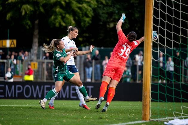 Selina Cerci TSG Hoffenheim, 29 scores the goal for 1 1 in a duel with Mariella el Sherif Werder Bremen, 39 , Michelle Weiß Werder Bremen, 15 , GER, SV Werder Bremen vs TSG 1899 Hoffenheim, Football Google Pixel Frauen Bundesliga, 3 Spieltag, Saison 2025 2026, 21 09 2025 DFB regulations prohibit any use of photographs as image sequences and or quasi video Hoffenheim, Football Google Pixel Frauen Bundesliga, 3 Spieltag, Saison 2025 2026, 21 09 2025 Bremen Copyright: xEibner-Pressefoto Memmlerx EP_MMR