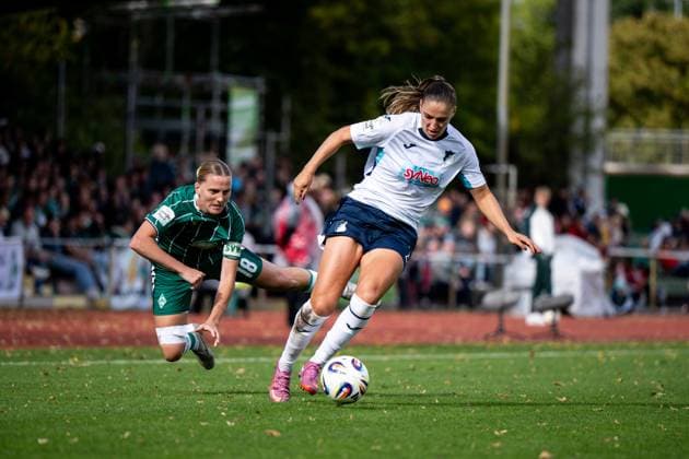 Melissa Koessler TSG Hoffenheim, 25 in duel with Lina Hausicke Werder Bremen, 18 , GER, SV Werder Bremen vs TSG 1899 Hoffenheim, Football Google Pixel Frauen Bundesliga, 3 Spieltag, Saison 2025 2026, 21 09 2025 DFB regulations prohibit any use of photographs as image sequences and or quasi video Hoffenheim, Football Google Pixel Frauen Bundesliga, 3 Spieltag, Saison 2025 2026, 21 09 2025 Bremen Copyright: xEibner-Pressefoto Memmlerx EP_MMR