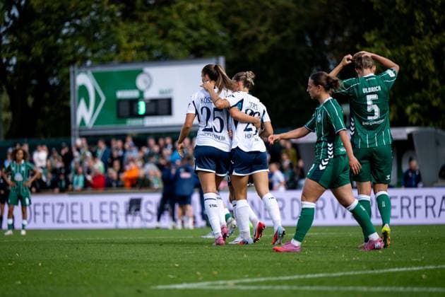 Melissa Koessler TSG Hoffenheim, 25 , Selina Cerci TSG Hoffenheim, 29 celebrate the goal for 1 1, Chiara d Angelo Werder Bremen, 02 , Michelle Ulbrich Werder Bremen, 05 annoyed, GER, SV Werder Bremen vs TSG 1899 Hoffenheim, Football Google Pixel Frauen Bundesliga, 3 Spieltag, Saison 2025 2026, 21 09 2025 DFB regulations prohibit any use of photographs as image sequences and or quasi video Hoffenheim, Football Google Pixel Frauen Bundesliga, 3 Spieltag, Saison 2025 2026, 21 09 2025 Bremen Copyright: xEibner-Pressefoto Memmlerx EP_MMR