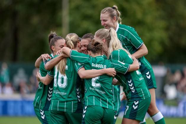 SV Werder Bremen players with goal celebration, cheering, jubilant, optimistic, match scene, highlight, joy about the goal to 2 1, THE DFB REGULATIONS PROHIBIT ANY USE OF PHOTOGRAPHS AS IMAGE SEQUENCES AND OR QUASI VIDEO , 21 09 2025, Bremen Germany , Football, Google Pixel Womens Bundesliga, SV Werder Bremen TSG 1899 Hoffenheim xobx