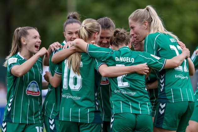 SV Werder Bremen players with goal celebration, cheering, jubilant, optimistic, match scene, highlight, joy about the goal to 2 1, THE DFB REGULATIONS PROHIBIT ANY USE OF PHOTOGRAPHS AS IMAGE SEQUENCES AND OR QUASI VIDEO , 21 09 2025, Bremen Germany , Football, Google Pixel Womens Bundesliga, SV Werder Bremen TSG 1899 Hoffenheim xobx