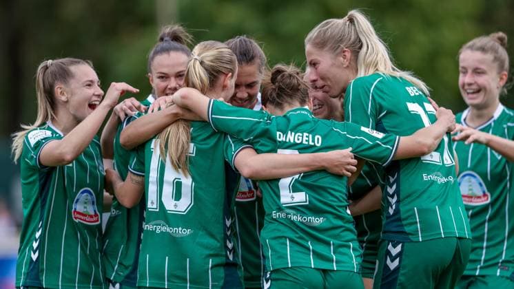 SV Werder Bremen players with goal celebration, cheering, jubilant, optimistic, match scene, highlight, joy about the goal to 2 1, THE DFB REGULATIONS PROHIBIT ANY USE OF PHOTOGRAPHS AS IMAGE SEQUENCES AND OR QUASI VIDEO , 21 09 2025, Bremen Germany , Football, Google Pixel Womens Bundesliga, SV Werder Bremen TSG 1899 Hoffenheim xobx