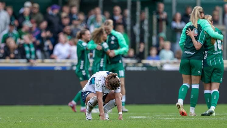 Dominika Grabowska TSG 1899 Hoffenheim, 16 squats on the ground after the final whistle, disappointed about the defeat, disappointment after the final whistle, final whistle, highlight, loser, lost, frustration, pessimistic, in the background the players of SV Werder Bremen cheering about the victory, joy about the won match, THE DFB REGULATIONS PROHIBIT ANY USE OF PHOTOGRAPHS AS IMAGE SEQUENCES AND OR QUASI VIDEO , 21 09 2025, Bremen Germany , Football, Google Pixel Womens Bundesliga, SV Werder Bremen TSG 1899 Hoffenheim xobx