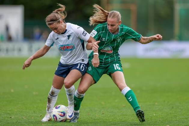 from left Dominika Grabowska TSG 1899 Hoffenheim, 16 and Emöke Papai SV Werder Bremen, 16 in a duel, dynamic, action, action, game scene, THE DFB REGULATIONS PROHIBIT ANY USE OF PHOTOGRAPHS AS IMAGE SEQUENCES AND OR QUASI VIDEO , 21 09 2025, Bremen Germany , Football, Google Pixel Womens Bundesliga, SV Werder Bremen TSG 1899 Hoffenheim xobx