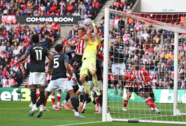 Emiliano Martinez goalkeeper for Aston Villa goes up for the ball against Dan Ballard of Sunderland Sunderland v Aston Villa, Premier League, Football, Stadium of Light, Sunderland, UK - 21 Sep 2025Sunderland Stadium of Light United Kingdom EDITORIAL USE ONLY No use with unauthorised audio, video, data, fixture lists, club league logos or live services. Online in-match use limited to 120 images, no video emulation. No use in betting, games or single club league player publications. Copyright: xRichardxLee Shutterstockx 15487113an