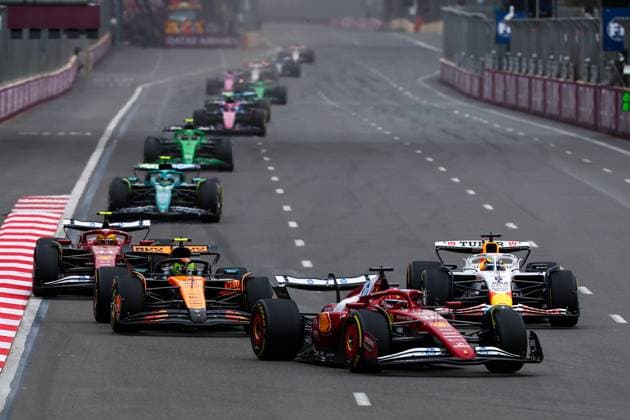 F1 - AZERBAIJAN GRAND PRIX 2025 16 LECLERC Charles (mco), Scuderia Ferrari SF-25, action, 06 HADJAR Isack (fra), Visa Cash App RB F1 Team VCARB02, action and 04 NORRIS Lando (gbr), McLaren F1 Team MCL39, action during the 2025 Formula 1 Qatar Airways Azerbaijan Grand Prix, 17th round of the 2025 FIA Formula One World Championship, WM, Weltmeisterschaft from September 19 to 21, 2025 on the Baku City Circuit, in Baku, Azerbaijan - BakuAzerbaijan Copyright: xEricxAlonsox