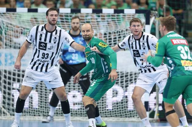 21 09 2025, xtgx, Handball Daikin HBL, SC DHfK Leipzig THW Kiel emspor, v l Veron Nacinovic Kiel, 93 , Thomas Oehlrich Leipzig, 10 , Magnus Landin Jacobsen Kiel, 7 duel, duel, fight, tackle Leipzig