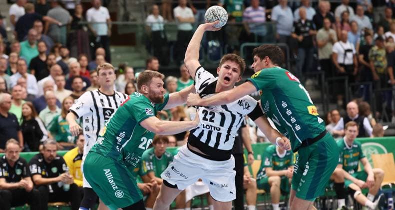 Leipzig, 21 09 2025, Arena Leipzig, Handball, Bundesliga, 5 Spieltag , SC DHfK Leipzig vs THW Kiel , In the picture from left William Bogojevic 20, Leipzig , Rasmus Ankermann 22, Kiel , Marko Mamic 14, Leipzig , For editorial use only Only editorial use , DHB HBL regulations prohibit any use of photographs as image sequences and or quasi video ,