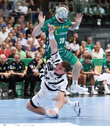 Leipzig, 21 09 2025, Arena Leipzig, Handball, Bundesliga, 5 Spieltag , SC DHfK Leipzig vs THW Kiel , In the picture from the front Lukas Laube 20, Kiel , William Bogojevic 20, Leipzig , For editorial use only Only editorial use , DHB HBL regulations prohibit any use of photographs as image sequences and or quasi video ,