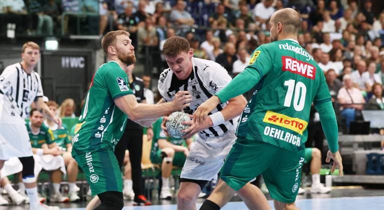Leipzig, 21 09 2025, Arena Leipzig, Handball, Bundesliga, 5 Spieltag , SC DHfK Leipzig vs THW Kiel , In the picture from left William Bogojevic 20, Leipzig , Lukas Laube 20, Kiel , Thomas Oehlich 10, DHfK , For editorial use only Only editorial use , DHB HBL regulations prohibit any use of photographs as image sequences and or quasi video ,