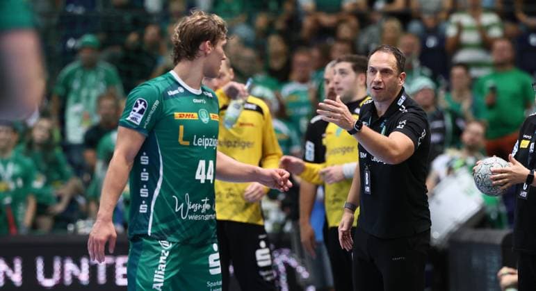 Leipzig, 21 09 2025, Arena Leipzig, Handball, Bundesliga, 5 Spieltag , SC DHfK Leipzig vs THW Kiel , In the picture from left Blaer Hinriksson 44, Leipzig , Coach Raul Alonso, DHfK Leipzig , For editorial use only Only editorial use , DHB HBL regulations prohibit any use of photographs as image sequences and or quasi video ,
