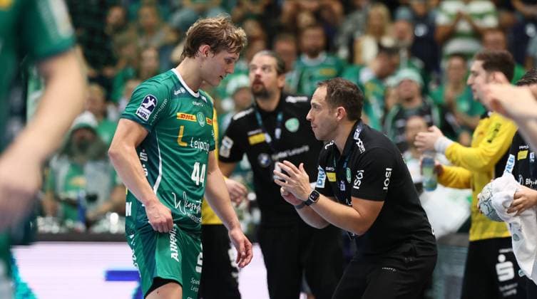 Leipzig, 21 09 2025, Arena Leipzig, Handball, Bundesliga, 5 Spieltag , SC DHfK Leipzig vs THW Kiel , In the picture from left Blaer Hinriksson 44, Leipzig , Coach Raul Alonso, DHfK Leipzig , For editorial use only Only editorial use , DHB HBL regulations prohibit any use of photographs as image sequences and or quasi video ,