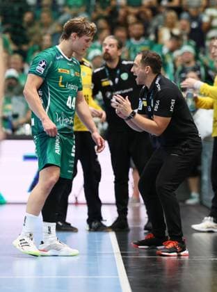 Leipzig, 21 09 2025, Arena Leipzig, Handball, Bundesliga, 5 Spieltag , SC DHfK Leipzig vs THW Kiel , In the picture from left Blaer Hinriksson 44, Leipzig , Coach Raul Alonso, DHfK Leipzig , For editorial use only Only editorial use , DHB HBL regulations prohibit any use of photographs as image sequences and or quasi video ,