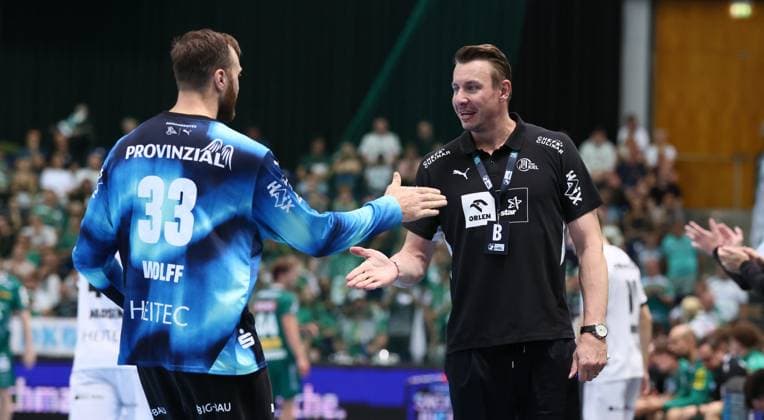 Leipzig, 21 09 2025, Arena Leipzig, Handball, Bundesliga, 5 Spieltag , SC DHfK Leipzig vs THW Kiel , In the picture from left goalkeeper Andreas Wolff 33, Kiel , coach Filip Jicha, THW Kiel , For editorial use only Only editorial use , DHB HBL regulations prohibit any use of photographs as image sequences and or quasi video ,
