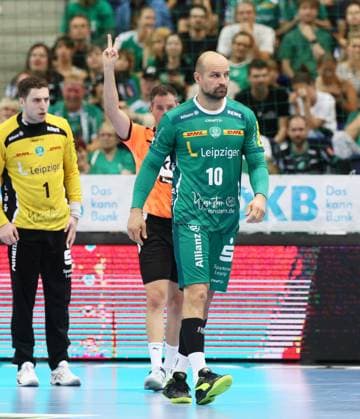 Leipzig, 21 09 2025, Arena Leipzig, Handball, Bundesliga, 5 Spieltag , SC DHfK Leipzig vs THW Kiel , Im Bild ZweiminutenStrafe vom Schiedereichter für Thomas Oehlich 10, DHfK , Nur zur redaktionellen Nutzung Only editorial use , DHB HBL regulations prohibit any use of photographs as image sequences and or quasi video ,