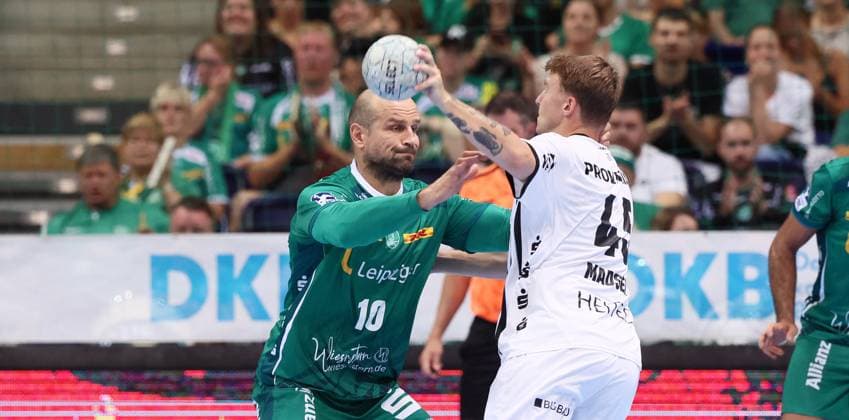 Leipzig, 21 09 2025, Arena Leipzig, Handball, Bundesliga, 5 Spieltag , SC DHfK Leipzig vs THW Kiel , In the picture from left Thomas Oehlich 10, DHfK , Emil Madsen 45, Kiel , For editorial use only Only editorial use , DHB HBL regulations prohibit any use of photographs as image sequences and or quasi video ,