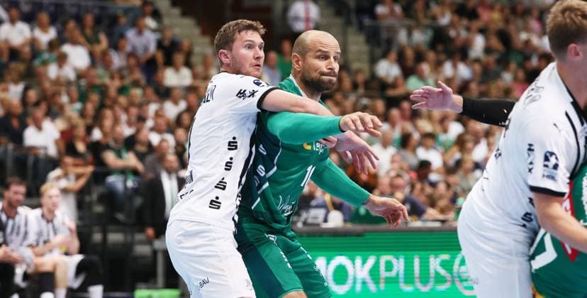 Leipzig, 21 09 2025, Arena Leipzig, Handball, Bundesliga, 5 Spieltag , SC DHfK Leipzig vs THW Kiel , In the picture from left Lukas Laube 20, Kiel , Thomas Oehlich 10, DHfK , For editorial use only Only editorial use , DHB HBL regulations prohibit any use of photographs as image sequences and or quasi video ,