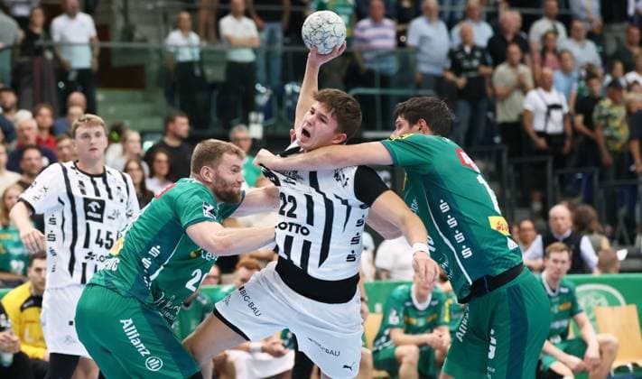 Leipzig, 21 09 2025, Arena Leipzig, Handball, Bundesliga, 5 Spieltag , SC DHfK Leipzig vs THW Kiel , In the picture from left William Bogojevic 20, Leipzig , Rasmus Ankermann 22, Kiel , Marko Mamic 14, Leipzig , For editorial use only Only editorial use , DHB HBL regulations prohibit any use of photographs as image sequences and or quasi video ,
