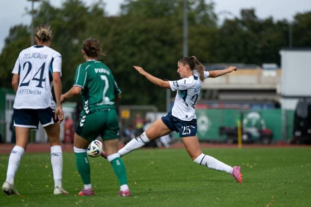Melissa Koessler TSG Hoffenheim, 25 on the ball, in front Chiara d Angelo Werder Bremen, 02 , Feli Delacauw TSG Hoffenheim, 24 , GER, SV Werder Bremen vs TSG 1899 Hoffenheim, Football Google Pixel Womens Bundesliga, Matchday 3, Season 2025 2026, 21 09 2025 DFB regulations prohibit any use of photographs as image sequences and or quasi video GER, SV Werder Bremen vs TSG 1899 Hoffenheim, Fußball Google Pixel Frauen Bundesliga, 3 Spieltag, Saison 2025 2026, 21 09 2025 Bremen Copyright: xEibner-Pressefoto Memmlerx EP_MMR