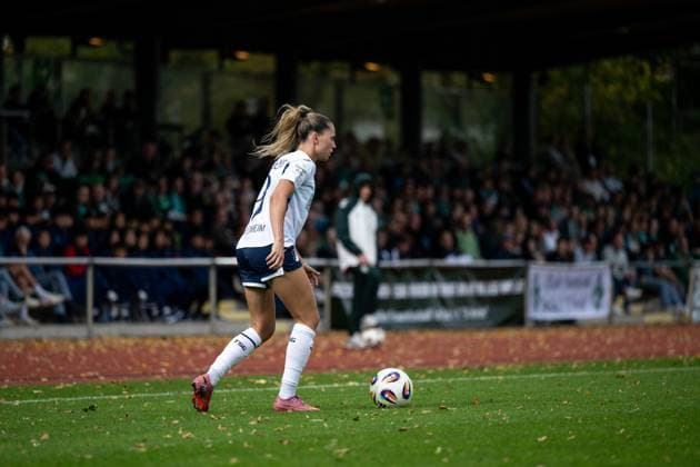 Jill Janssens TSG Hoffenheim, 09 on the ball, GER, SV Werder Bremen vs TSG 1899 Hoffenheim, Football Google Pixel Women Bundesliga, 3 Matchday, Season 2025 2026, 21 09 2025 DFB regulations prohibit any use of photographs as image sequences and or quasi video GER, SV Werder Bremen vs TSG 1899 Hoffenheim, Football Google Pixel Women Bundesliga, 3 Matchday, Season 2025 2026, 21 09 2025 Bremen Copyright: xEibner-Pressefoto Memmlerx EP_MMR