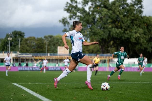 Melissa Koessler TSG Hoffenheim, 25 on the ball, GER, SV Werder Bremen vs TSG 1899 Hoffenheim, Football Google Pixel Frauen Bundesliga, 3 Spieltag, Saison 2025 2026, 21 09 2025 DFB regulations prohibit any use of photographs as image sequences and or quasi video GER, SV Werder Bremen vs TSG 1899 Hoffenheim, Football Google Pixel Frauen Bundesliga, 3 Spieltag, Saison 2025 2026, 21 09 2025 Bremen Copyright: xEibner-Pressefoto Memmlerx EP_MMR