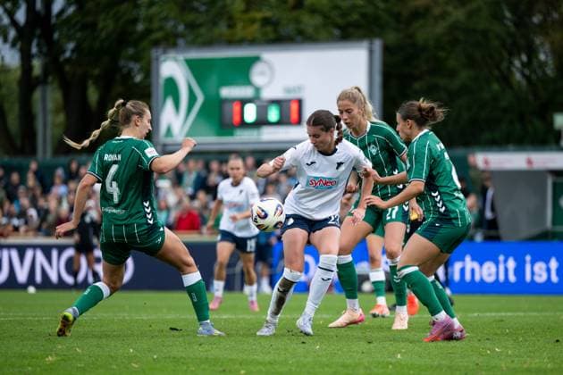 Chiara Hahn TSG Hoffenheim, 23 in duel with Kaylie Ronan Werder Bremen, 04 , Chiara d Angelo Werder Bremen, 02 , Sharon Beck Werder Bremen, 27 , GER, SV Werder Bremen vs TSG 1899 Hoffenheim, Football Google Pixel Womens Bundesliga, Matchday 3, Saison 2025 2026, 21 09 2025 DFB regulations prohibit any use of photographs as image sequences and or quasi video GER, SV Werder Bremen vs TSG 1899 Hoffenheim, Fußball Google Pixel Frauen Bundesliga, 3 Spieltag, Saison 2025 2026, 21 09 2025 Bremen Copyright: xEibner-Pressefoto Memmlerx EP_MMR