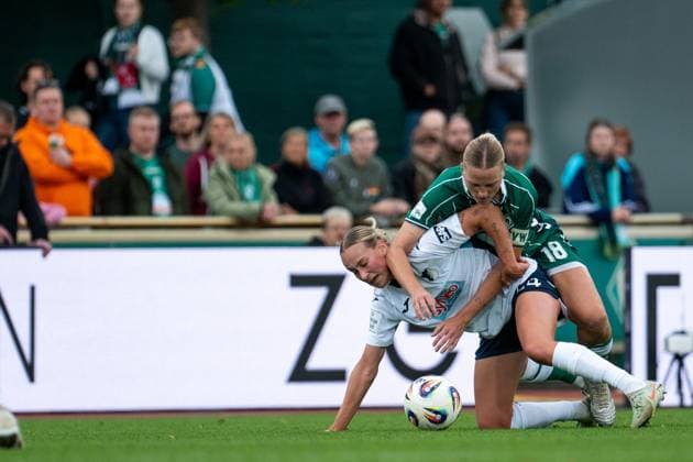 Feli Delacauw TSG Hoffenheim, 24 in duel with Lina Hausicke Werder Bremen, 18 , GER, SV Werder Bremen vs TSG 1899 Hoffenheim, Football Google Pixel Frauen Bundesliga, 3 Spieltag, Saison 2025 2026, 21 09 2025 DFB regulations prohibit any use of photographs as image sequences and or quasi video GER, SV Werder Bremen vs TSG 1899 Hoffenheim, Football Google Pixel Frauen Bundesliga, 3 Spieltag, Saison 2025 2026, 21 09 2025 Bremen Copyright: xEibner-Pressefoto Memmlerx EP_MMR