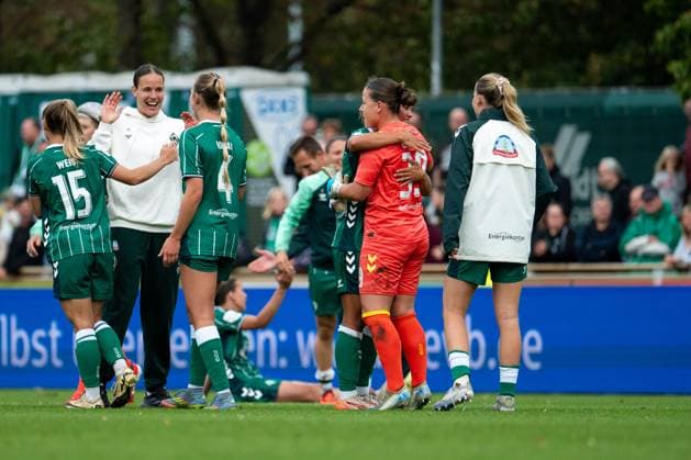 Michelle Weiß Werder Bremen, 15 , Kaylie Ronan Werder Bremen, 04 , Mariella el Sherif Werder Bremen, 39 and team celebrate the victory, GER, SV Werder Bremen vs TSG 1899 Hoffenheim, Football Google Pixel Womens Bundesliga, Matchday 3, Saison 2025 2026, 21 09 2025 DFB regulations prohibit any use of photographs as image sequences and or quasi video GER, SV Werder Bremen vs TSG 1899 Hoffenheim, Fußball Google Pixel Frauen Bundesliga, 3 Spieltag, Saison 2025 2026, 21 09 2025 Bremen Copyright: xEibner-Pressefoto Memmlerx EP_MMR
