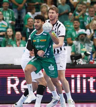 Leipzig, 21 09 2025, Arena Leipzig, Handball, Bundesliga, 5 Spieltag , SC DHfK Leipzig vs THW Kiel 18 23 34 41 , In the picture from the front Ahmed Khairi 17, Leipzig , Magnus Landin 7, Kiel , For editorial use only , DHB HBL regulations prohibit any use of photographs as image sequences and or quasi video ,