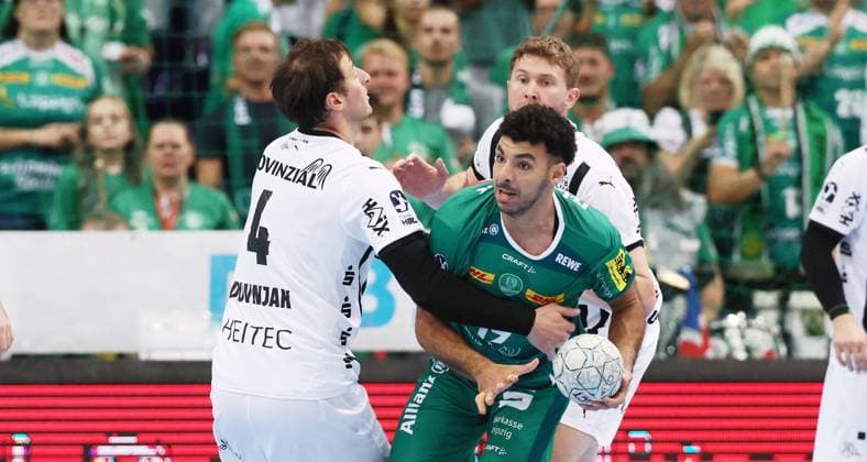 Leipzig, 21 09 2025, Arena Leipzig, Handball, Bundesliga, 5 Spieltag , SC DHfK Leipzig vs THW Kiel 18 23 34 41 , In the picture from left Domagoj Duvnjak 4, Kiel , Ahmed Khairi 17, Leipzig , Magnus Landin 7, Kiel , For editorial use only Only editorial use , DHB HBL regulations prohibit any use of photographs as image sequences and or quasi video ,