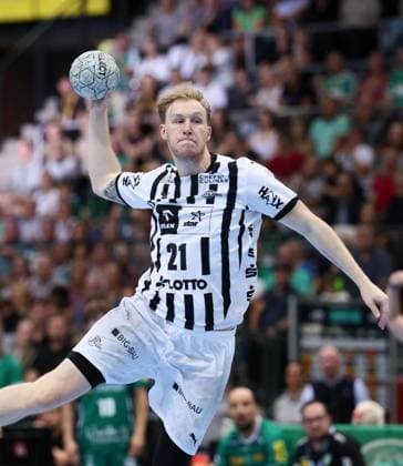 Leipzig, 21 09 2025, Arena Leipzig, Handball, Bundesliga, 5 Spieltag , SC DHfK Leipzig vs THW Kiel 18 23 34 41 , In the picture from the front Eric Johansson 21, Kiel , For editorial use only Only editorial use , DHB HBL regulations prohibit any use of photographs as image sequences and or quasi video ,