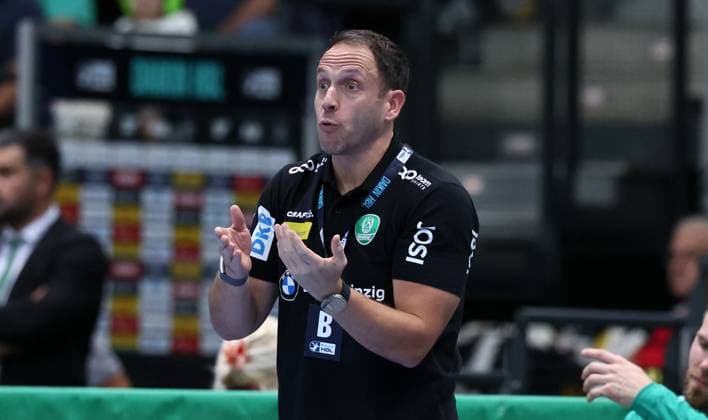 Leipzig, 21 09 2025, Arena Leipzig, Handball, Bundesliga, 5 Spieltag , SC DHfK Leipzig vs THW Kiel 18 23 34 41 , Im Bild Trainer Filip Jicha, THW Kiel , Nur zur redaktionellen Nutzung Only editorial use , DHB HBL regulations prohibit any use of photographs as image sequences and or quasi video ,